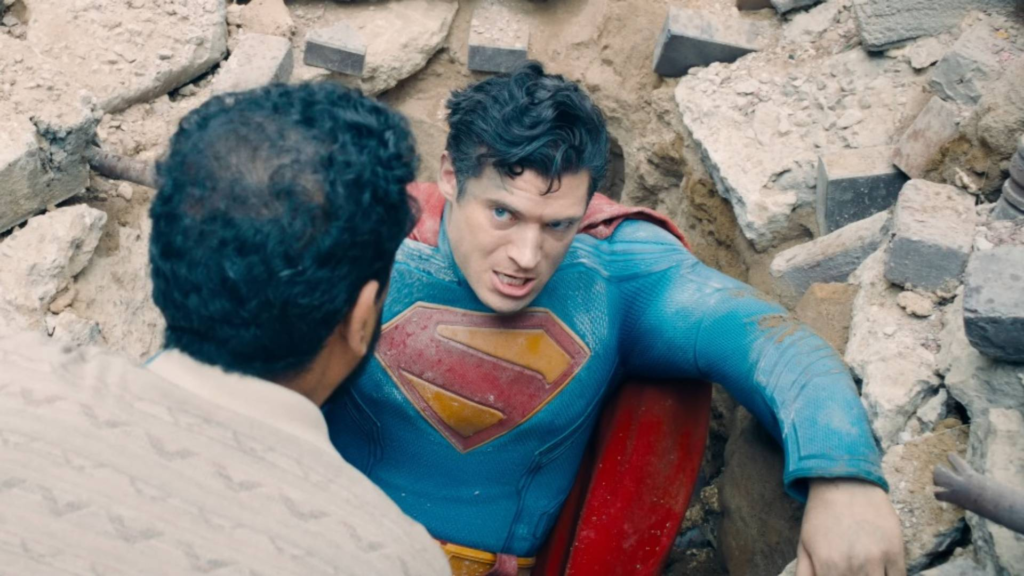 superman mentre viene aiutato da un civile